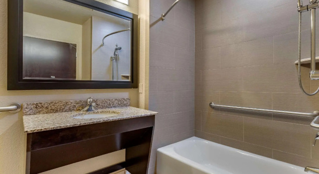Четырёхместный номер Standard Comfort Inn Bentonville - Crystal Bridges