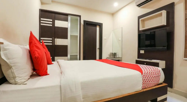Люкс OYO 9804 Hotel SR Residency