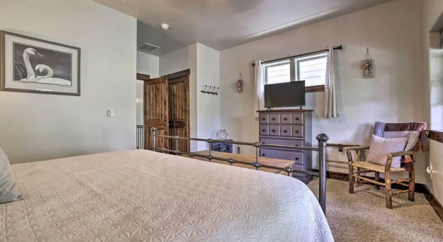 Коттедж с 3 комнатами с балконом Chic House w/ Patio: 2 Blocks to Payette Lake!