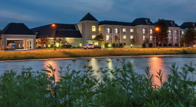 Четырёхместный полулюкс DoubleTree by Hilton Hotel Chicago Wood Dale - Elk Grove