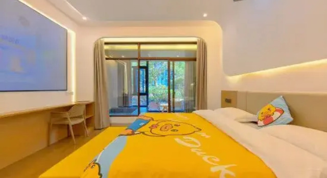 Семейный люкс с балконом Shanye Hot Spring Hotel (Yichun Warm Soup Tianmu Hot Spring Valley Branch)