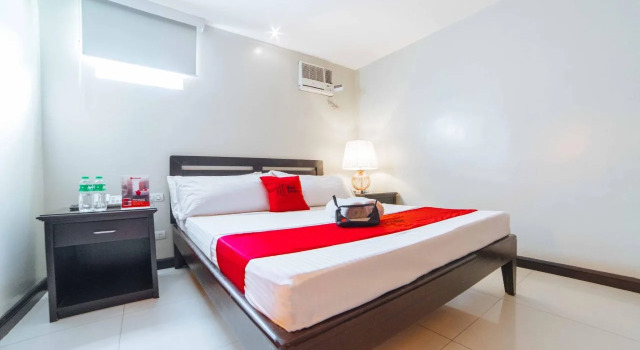 RedDoorz Plus near Naia Expressway