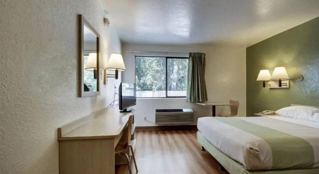 Четырёхместный номер Standard Motel 6 Ogden, UT- Downtown