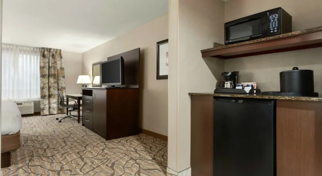 Номер Premium Holiday Inn Hotel & Suites Gateway by IHG