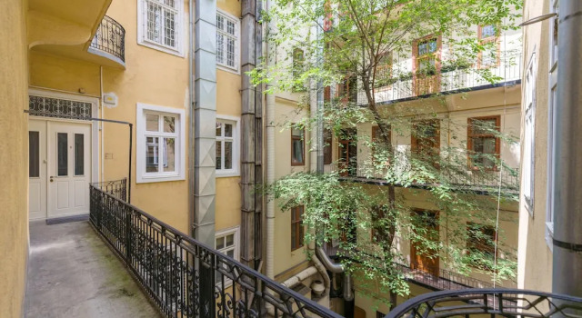 Music Academy Suite Café Vian Apartman Kft
