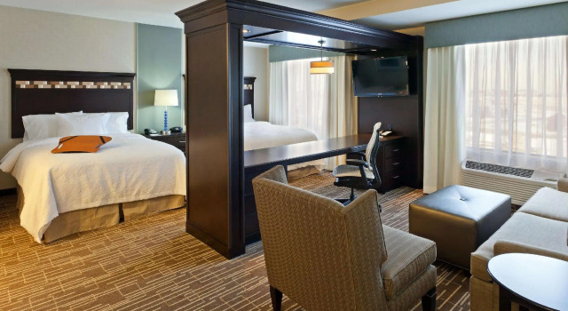 Четырёхместный люкс Hampton Inn & Suites Denver Airport / Gateway Park