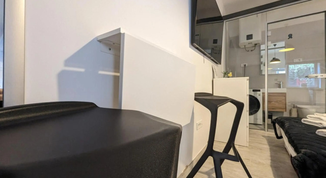 Modern Central Studio in Courtyard Building w Floor Heating, 65'' TV, Washer-Dryer & Patio, Prenota Hotel Maksimir Zagabria