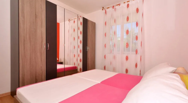 A - Large apt With big Terrace, Next to the Beach, Забронировать Дом для отпуска Арбания Трогир