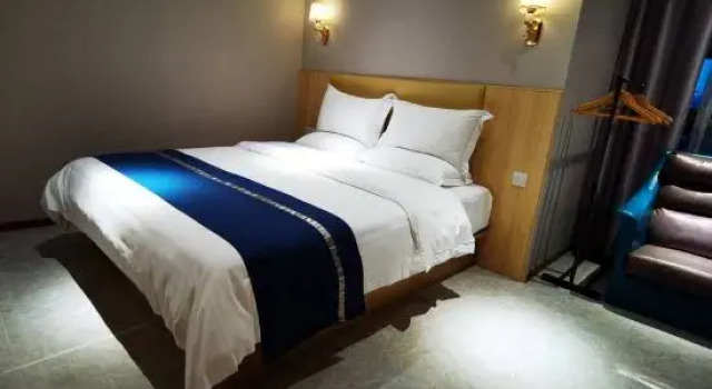 Люкс Couple Expert Boutique Hotel (Dongmen Old Street Station)