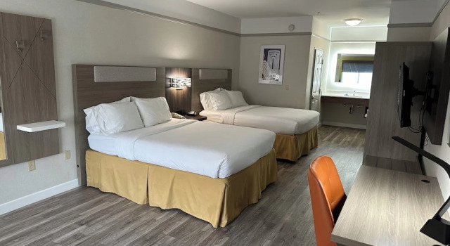 Четырёхместный номер Standard Holiday Inn Express Hotel & Suites San Dimas by IHG