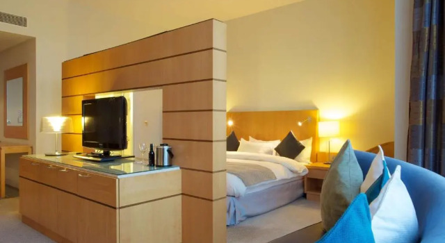 Полулюкс с балконом voco Belfast by IHG