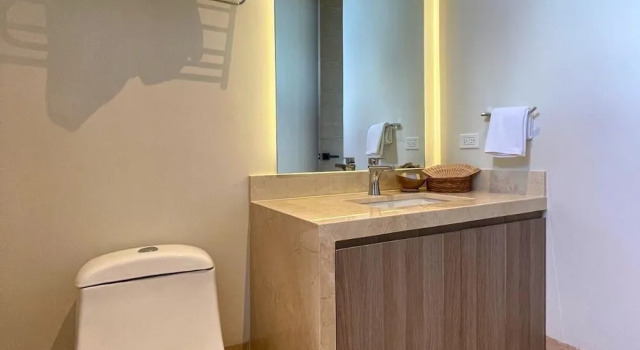 Апартаменты New Downtown Condo with Rooftop Pool