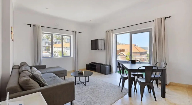 Апартаменты Charming 2-bed Sea Point Retreat Mountain Views