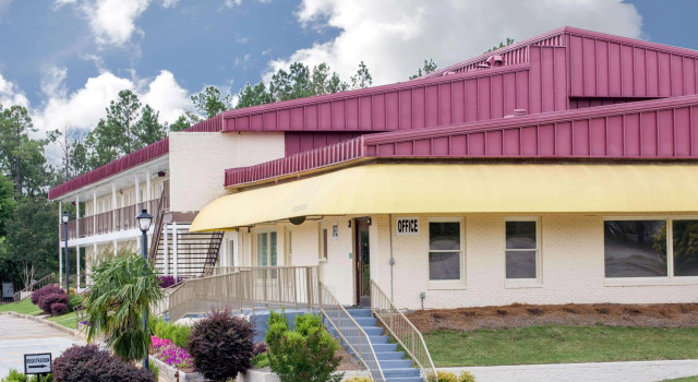 A Red Dot Inn Milledgeville, Boek Hotel Hotels in Georgia met parkeren, Parkeren