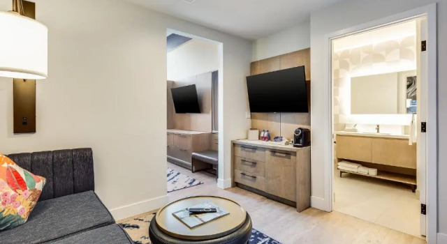 Люкс SERENA Hotel Aventura Miami, Tapestry Collection by Hilton