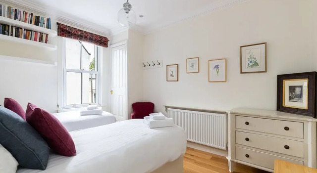 Family Home for 8 Near Westfield and Holland Park, Забронировать Отель Лондон Большой Лондон, рядом с Лондонский парк аттракционов КидЗания
