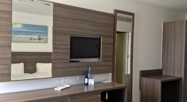 Двухместный номер Superior с видом на бассейн Limanaki Beach Hotel & Suites