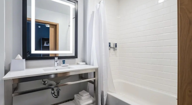 Люкс Four Points by Sheraton Elkhart