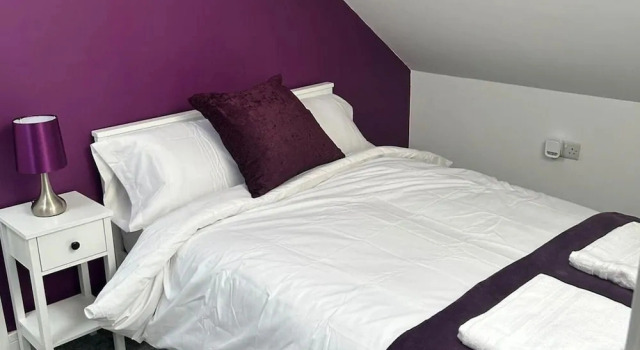 House Sleeps 8 With Garden