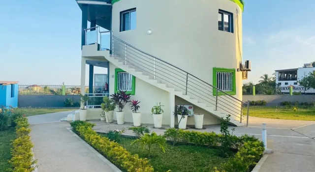 Апартаменты Sea-front Suite - Sleeps 3 - Balcony - Pool
