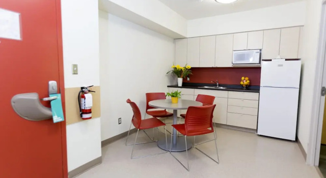 Кровать в общем номере с 2 комнатами University of Calgary Accommodations and Events