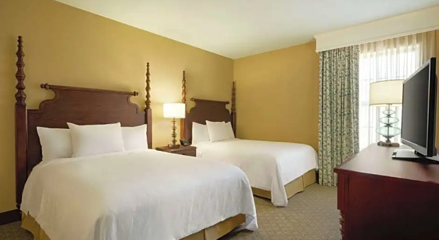 Четырёхместный люкс с 2 комнатами Embassy Suites Savannah Historic District