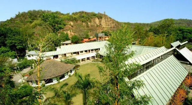 Country Inn Corbett, Rezerwuj Hotel Hotele w Uttarakhand z basenem, Basen
