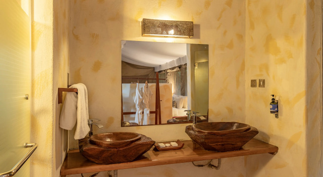 Тент с видом на реку Отель PrideInn Mara Camp & Cottages