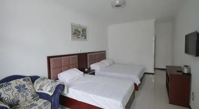 Кровать в общем номере Kunlun Inn