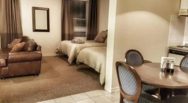 Cozy Little Apartment #11 by Amazing Property Rentals, Rezerwuj Apartament Hotele w Outaouais z parkingiem, Parking