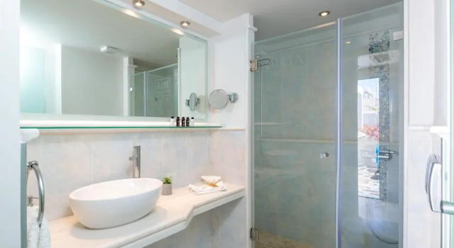 Трёхместный номер Standard с балконом Iria Beach Art Hotel