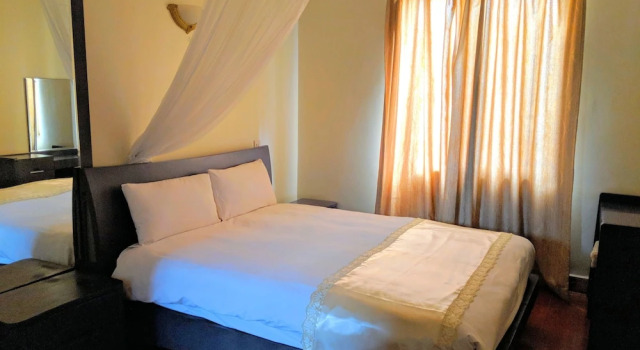 Dyrektorski suite 1 sypialnia z widokiem Prestige Hotel Suites Kampala