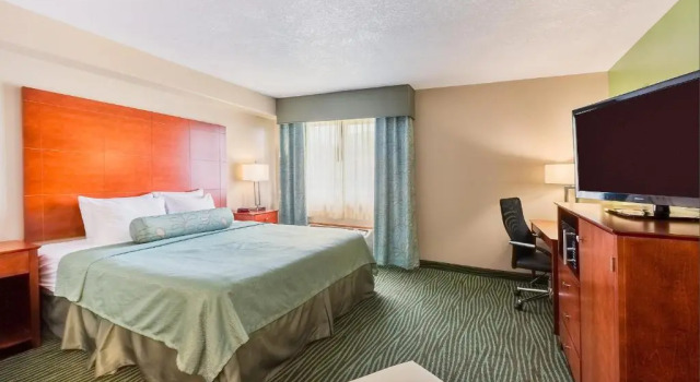 Номер Standard AmericInn by Wyndham Des Moines Airport
