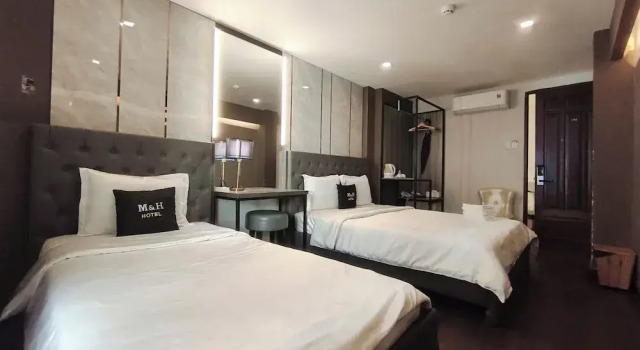 Люкс с балконом M&H Hotel