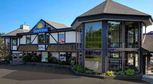Days Inn by Wyndham Victoria Uptown, Book Hotel Hotels in Vancouver Island with a Pool, Swimming Pool