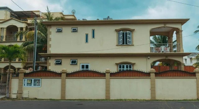 RS VILLAS - Three bedrooms share apartment with private room and free WIFI and 100mts to the beach and ac and 100mts to bus stop and pool, Rezervovat Apartmán Flic-en-Flac Mauritius West Coast
