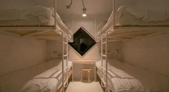 Кровать в общем номере (женский номер) Mir Guesthouse