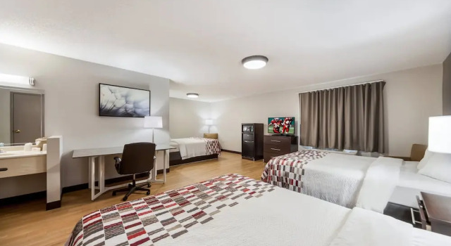 Шестиместный номер Deluxe Red Roof Inn & Suites Omaha - Council Bluffs
