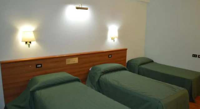 Трёхместный номер Standard Canadian Hotel