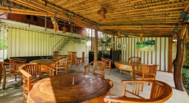 Kaia Raya Surf Lodge, Prenota Hotel Desa Benete Indonesia