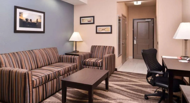 Четырёхместный люкс Best Western Plus Lake Jackson Inn & Suites