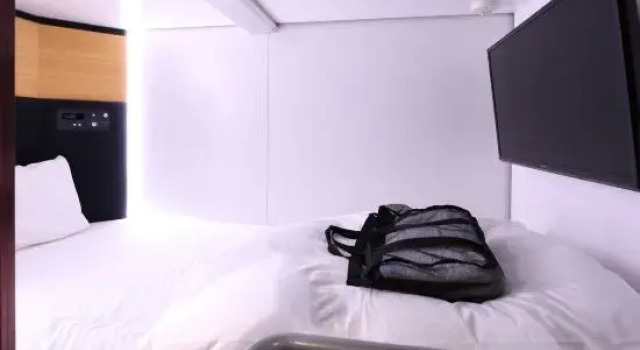 Кровать в общем номере (мужской номер) global cabin Yokohama Chinatown