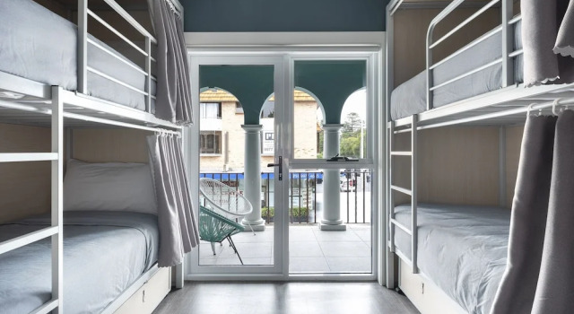 Кровать в общем номере Stoke Beach House