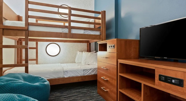 Семейный люкс Holiday Inn Express & Suites Orlando- Lake Buena Vista by IHG