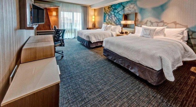 Четырёхместный номер Standard Courtyard Westbury Long Island