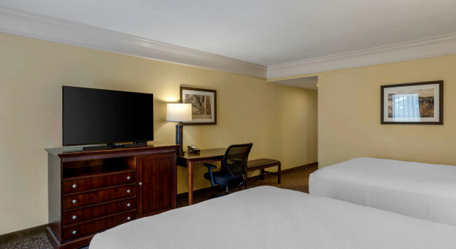 Четырёхместный номер Standard с балконом Best Western Inn of the Ozarks