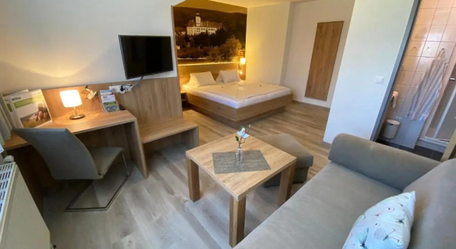 Privatzimmer und Ferienwohnungen Leeb, Book Guesthouse  