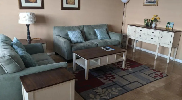 2Bedroom with Den and 2BA 4 Blocks to Santa Monica Beach, Забронировать Отель Санта-Моника 