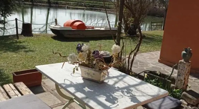 La Casetta Sul Lago B&B, Забронировать Отель «постель и завтрак» Отели в центре Фучеккьо, в центре