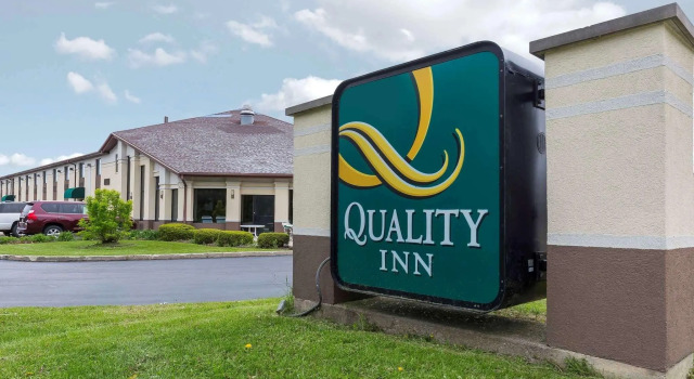 Кровать в общем номере Quality Inn Sycamore - DeKalb